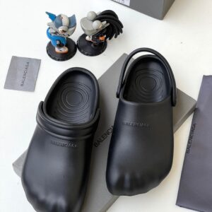 Balenciaga Luxury solid rubber crocs