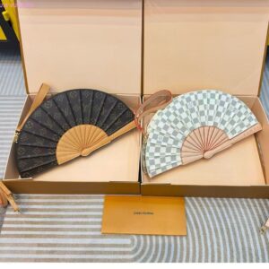 LUXURY LOUIS VUITTON BAG  Fan form bag